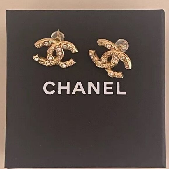 CHANEL Faux Pearl & Strass Gold CC Stud Earrings - Picture 5 of 5